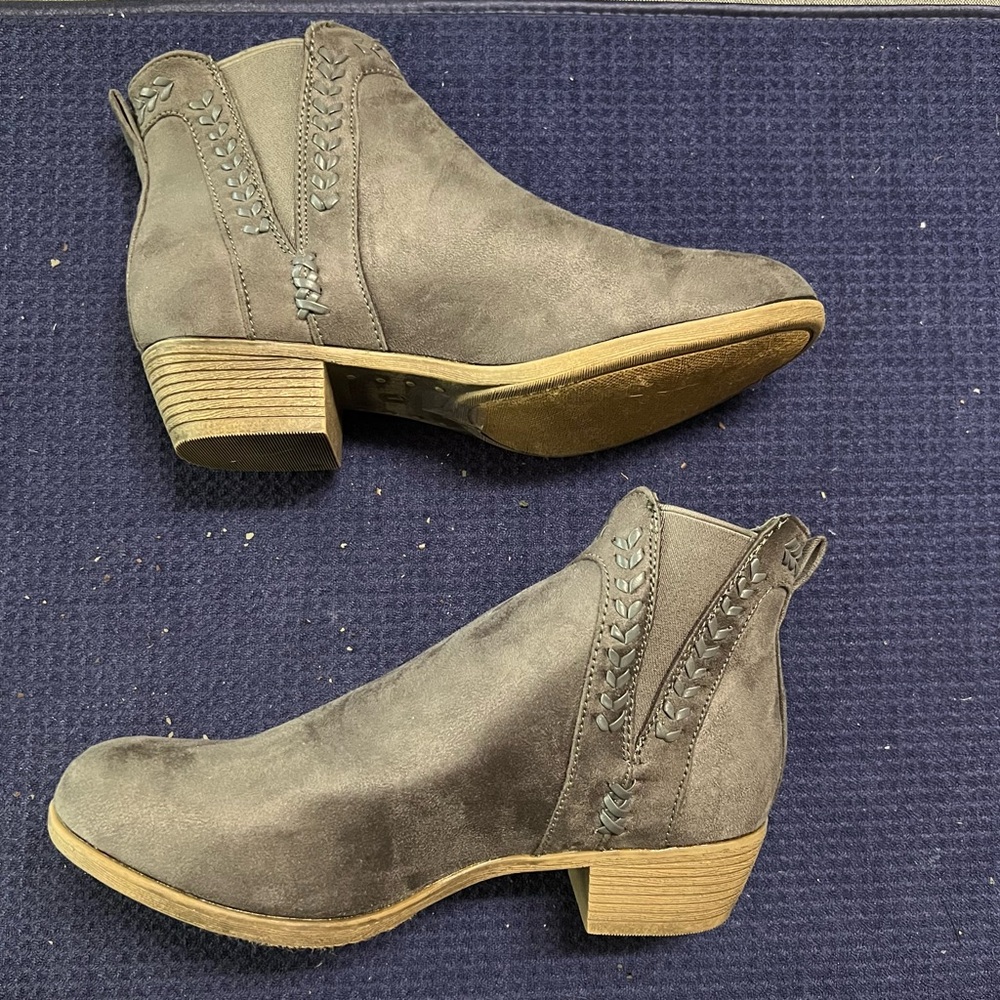 Elegant Suede Ankle Booties in Gray